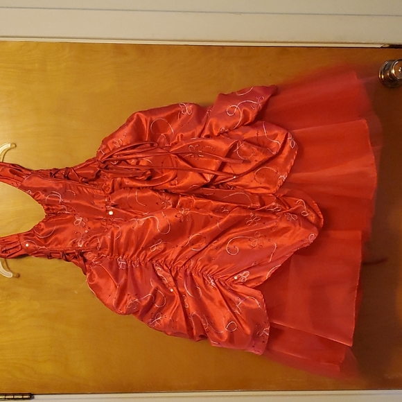 Red dress - Picture 2 of 3